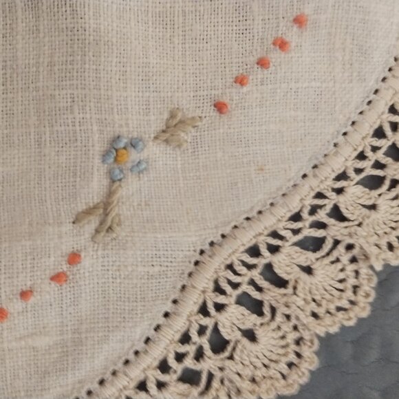 Vintage Embroidered Linen Crocheted-Edge Doily Boho Shabby Chic - Picture 6 of 10